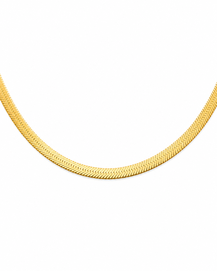 18 Karat Gold Halskette im flachen Fischgräten-Design, fein gearbeitet und glänzend, elegant geschwungen auf reinweissem Hintergrund.