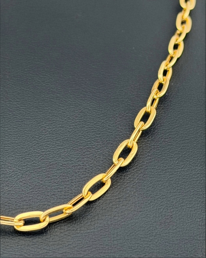 Detailaufnahme der länglichen Glieder der 18k Gold Halskette