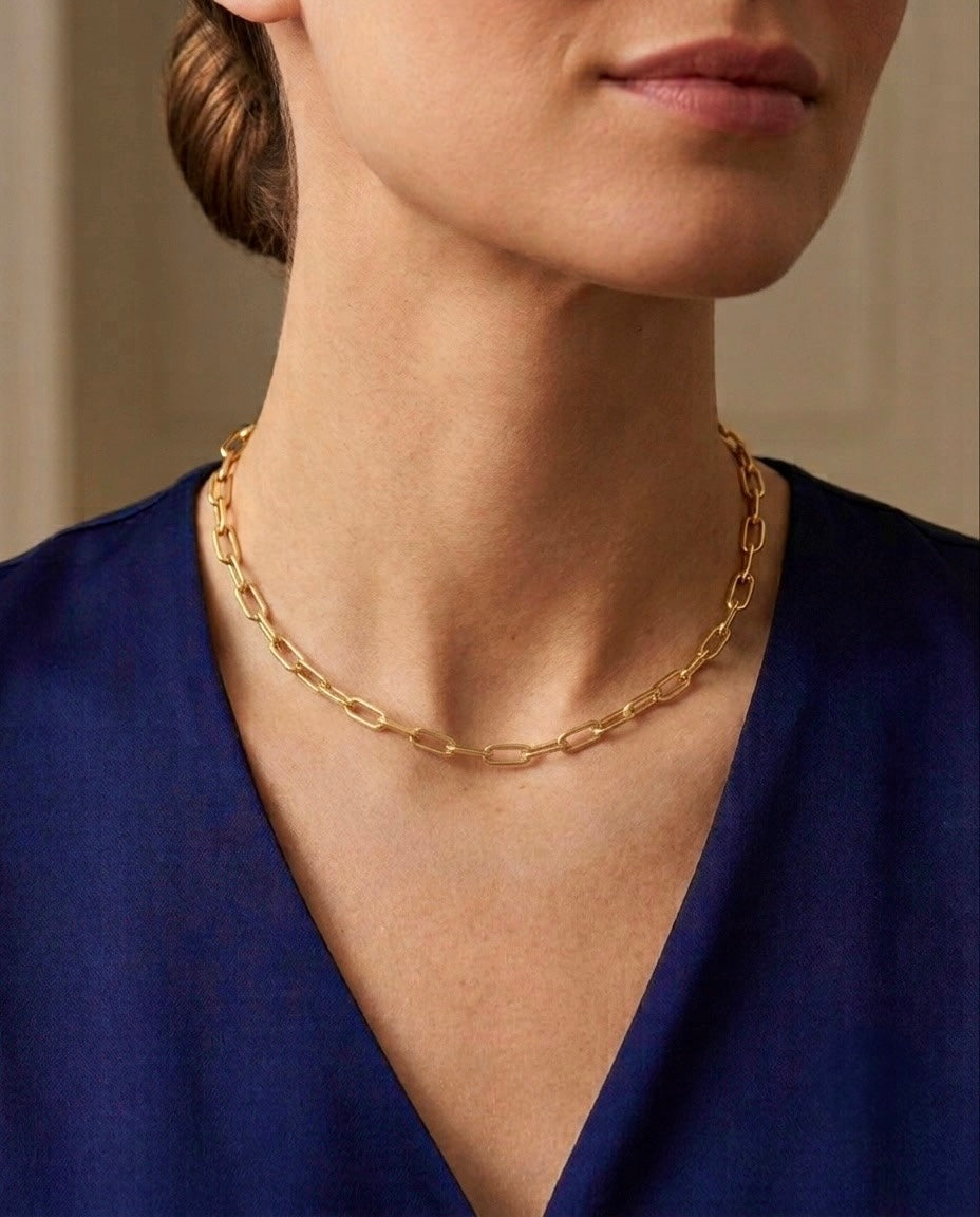 Elegante 18 Karat Gelbgold Halskette im Ankerstil mit länglichen, polierten Gliedern, getragen als Choker am Hals. Zeitloses, minimalistisches Schmuckdesign mit warmem Goldglanz – ideal als Alltagsschmuck oder zum Layering mit weiteren Goldketten.