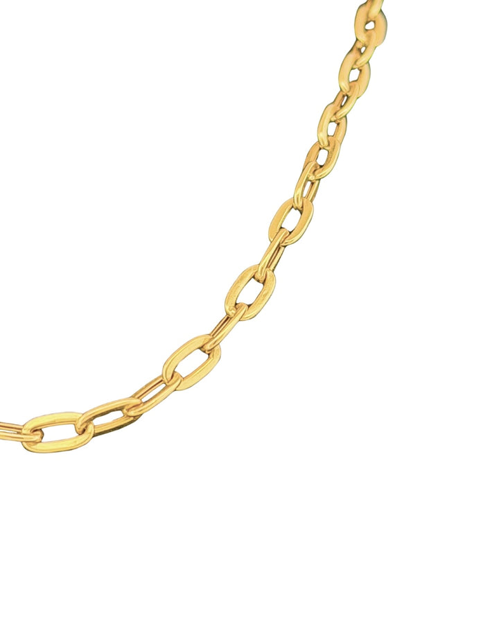 Detailaufnahme der länglichen Glieder der 18k Gold Halskette