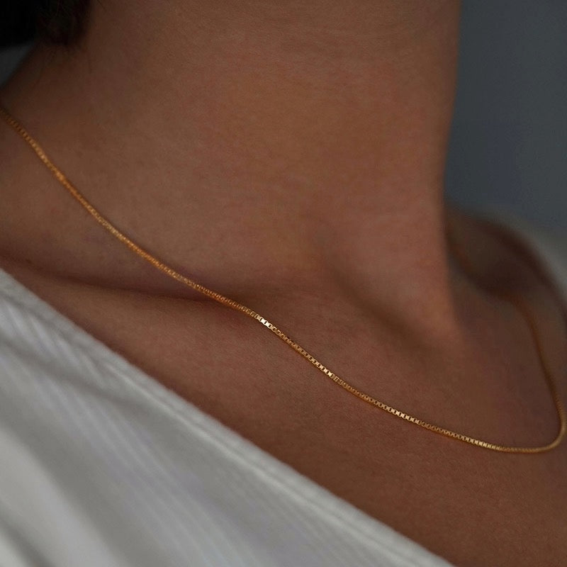 Zanjir-e Venice Halskette in 18k Gelbgold – ein zartes, goldenes Band am Hals getragen