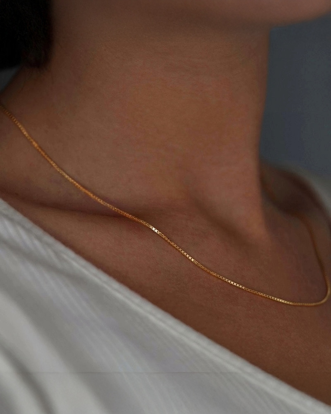 Zanjir-e Venice Halskette in 18k Gelbgold – ein zartes, goldenes Band am Hals getragen