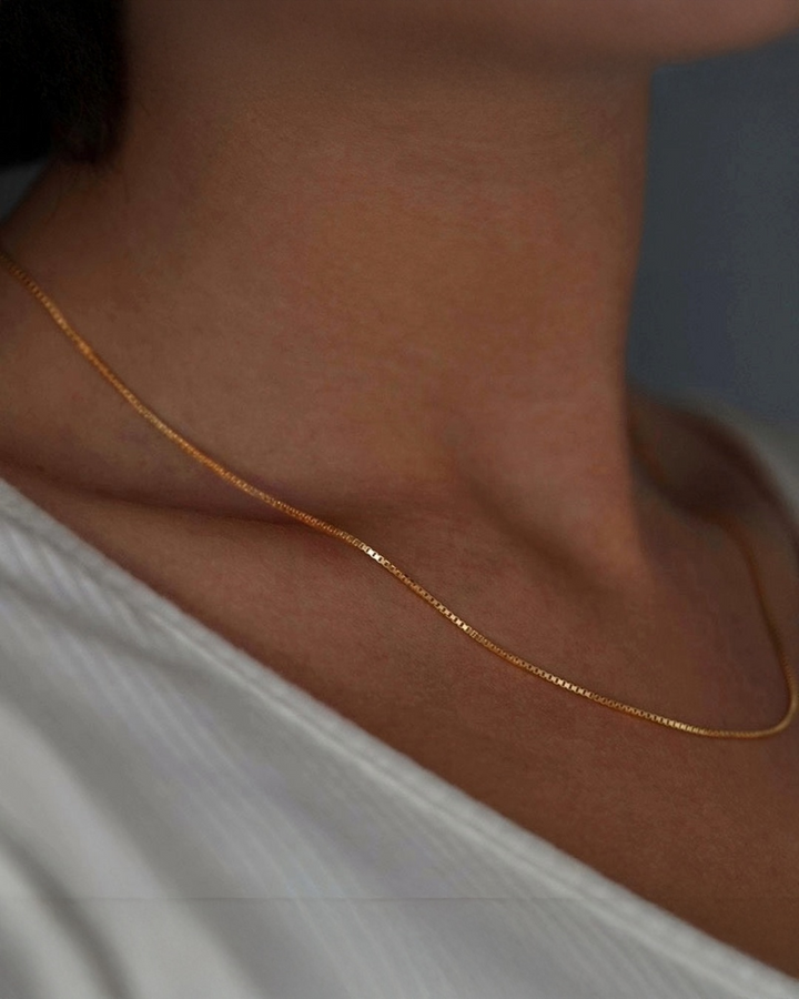 Zanjir-e Venice Halskette in 18k Gelbgold – ein zartes, goldenes Band am Hals getragen