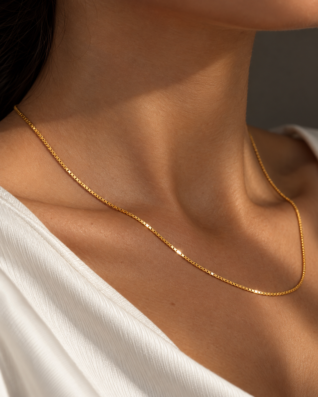 Zanjir-e Venice Halskette in 18k Gelbgold – ein zartes, goldenes Band am Hals getragen