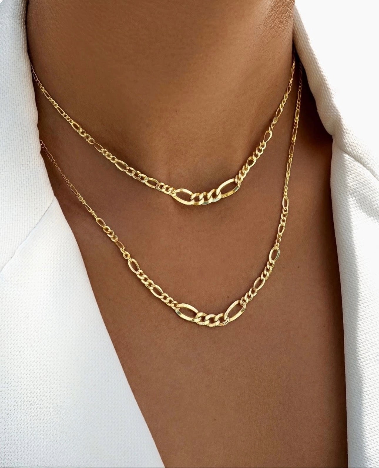 Zanjir-e Figaro Conic aus 18k Gold – konisch verlaufende Figaro-Kette in 47.5 cm Länge, getragen im Layering-Stil auf der Haut.