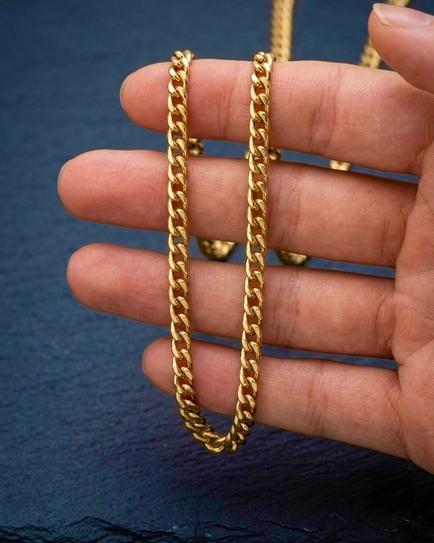18 Karat Gold Panzerkette mit flach geschliffenen Gliedern in Gelbgold, elegant auf einer Hand präsentiert. Zeitlose Unisex-Halskette mit glänzender Oberfläche – hochwertiger Goldschmuck für Damen und Herren.