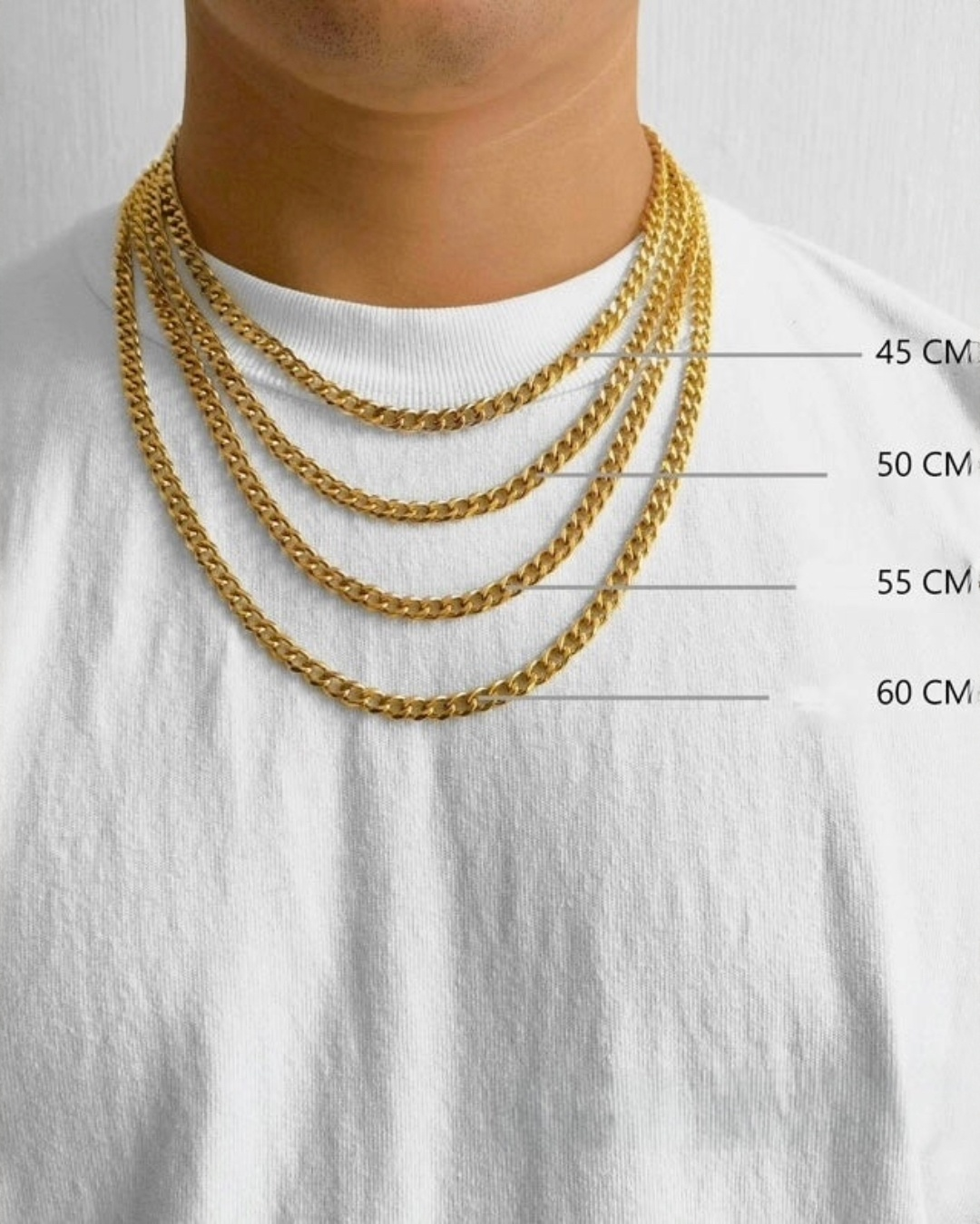 Vergleich verschiedener Längen einer Panzerkette aus 18 Karat Gelbgold (45 cm, 50 cm, 55 cm, 60 cm), getragen am Hals über weißem T-Shirt zur Größenorientierung.