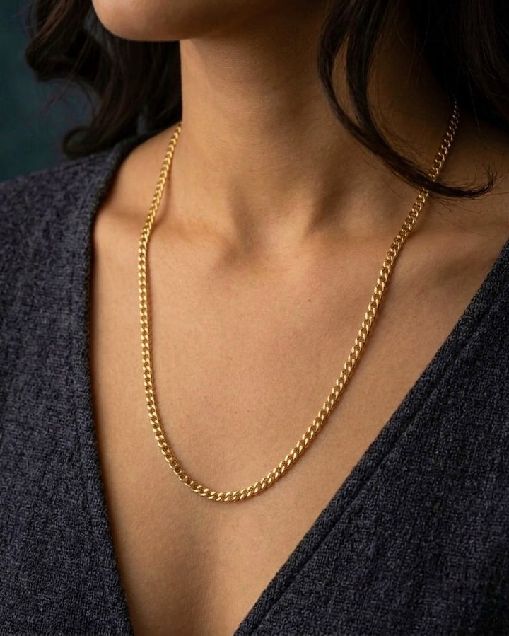 18 Karat Gold Panzerkette für Damen – elegante, zeitlose Halskette aus massivem Gelbgold, getragen am Dekolleté, hochwertiger Goldschmuck für Alltag und besondere Anlässe.