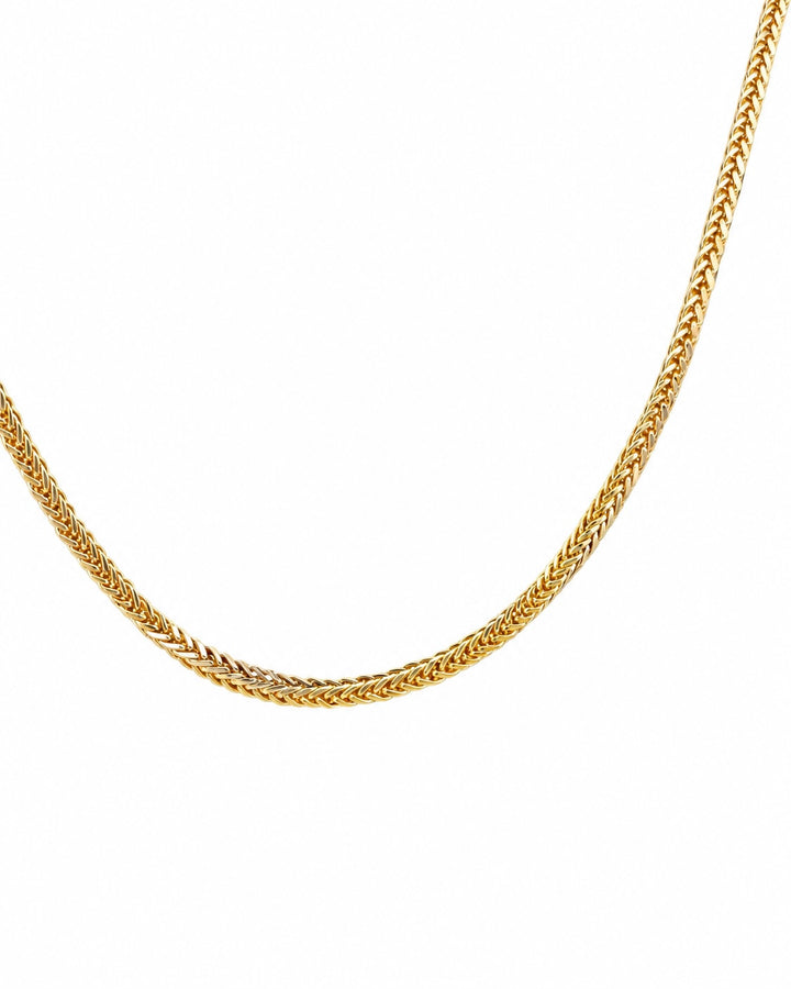 Detail der Zanjir-e Miro-ye Zarif-e Dorang – feine Panzerstruktur in 18k Gelb- &amp; Weissgold, glänzend und zweifarbig schimmernd