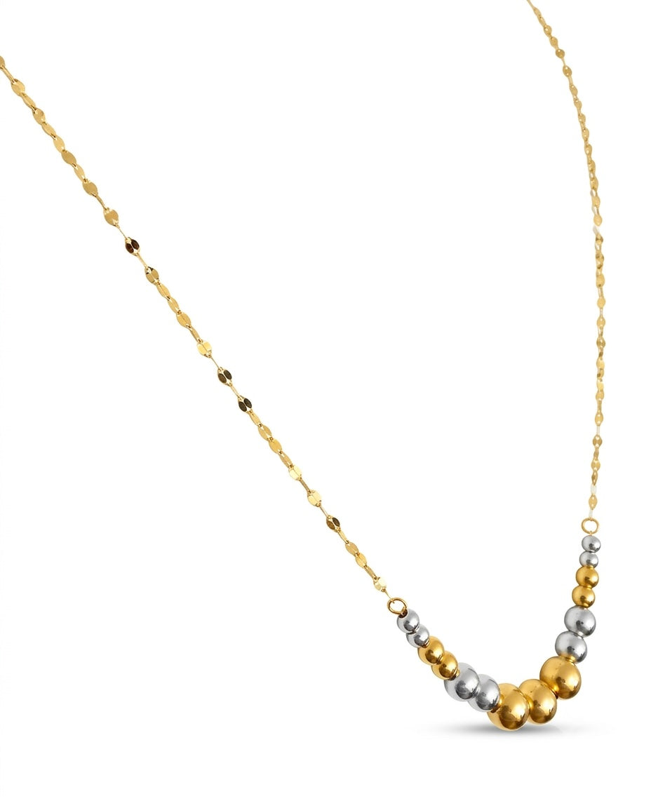 Elegante Halskette aus 18 Karat Gelb- und Weissgold mit filigraner Kette und harmonisch angeordneten Gold- und Weissgoldkugeln in unterschiedlichen Grössen. Zeitloses, modernes Schmuckstück für Alltag und besondere Anlässe.
