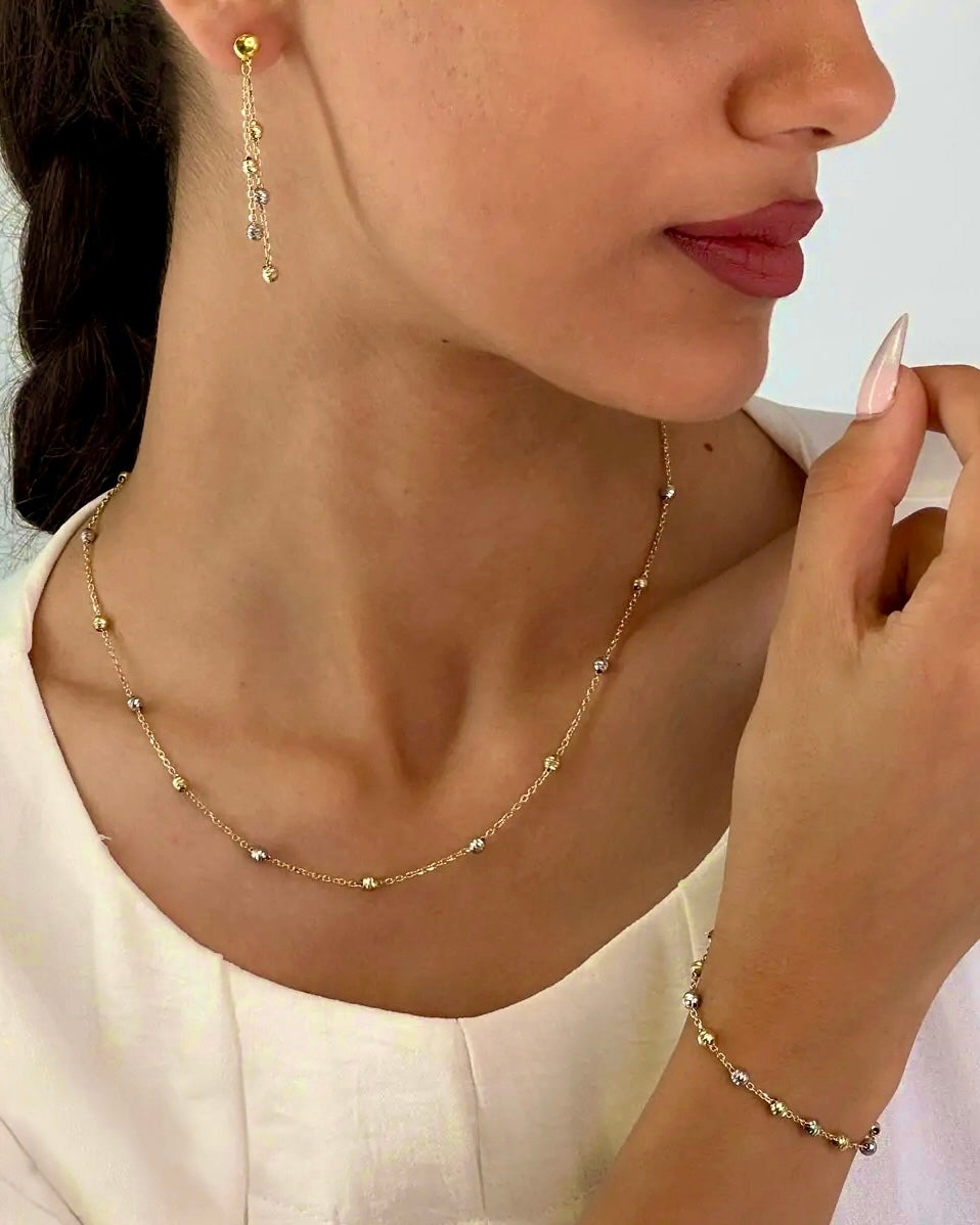 Halskette aus 18k Gelbgold & Weissgold – Morvaridha-ye Talâ (Perlen aus Gold). Filigrane Goldkette mit kleinen Kugeln in Bicolor-Optik, elegant am Hals getragen.