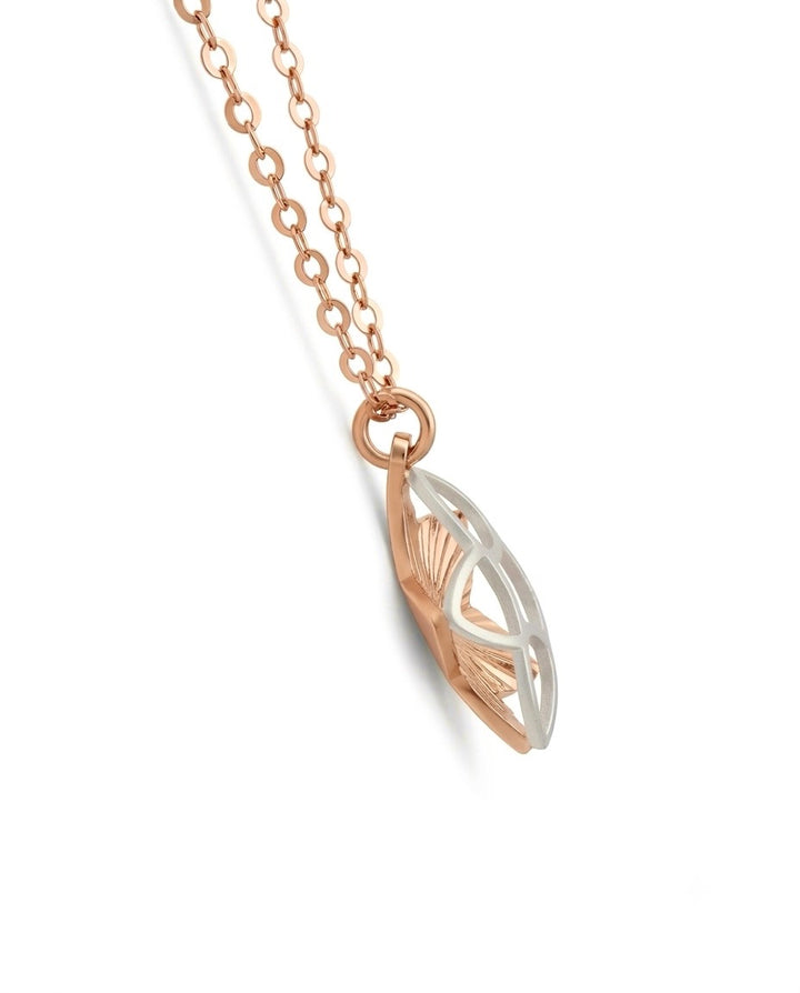 Eleganter Anhänger aus 18 Karat Rosé- und Weissgold in länglicher Blattform mit modernem, offenem Design. Die Vorderseite aus Weissgold ist mit einer feinen, glitzernden Struktur versehen, während das Roségold im Hintergrund durch strahlenförmige Gravuren zusätzliche Tiefe verleiht. Der Anhänger hängt an einer filigranen Roségold-Ankerkette und ist vor einem hellen Hintergrund freigestellt, wodurch die edle Bicolor-Optik und die hochwertige Verarbeitung besonders zur Geltung kommen.