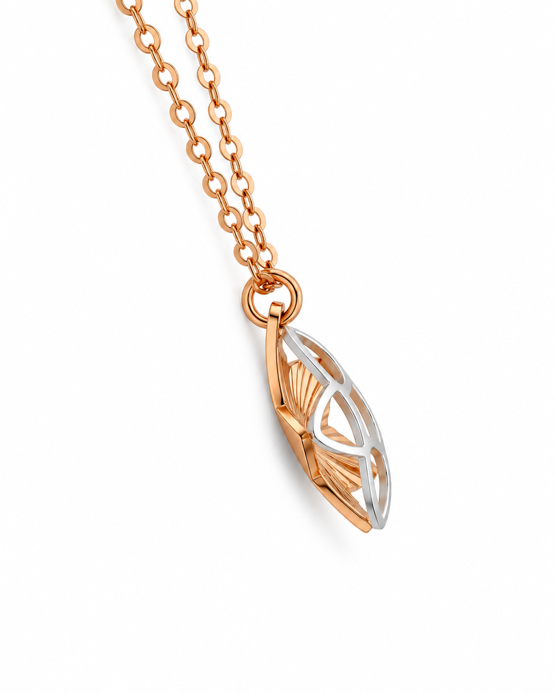 Eleganter Anhänger aus 18 Karat Rosé- und Weissgold in länglicher Blattform mit modernem, offenem Design. Die Vorderseite aus Weissgold ist mit einer feinen, glitzernden Struktur versehen, während das Roségold im Hintergrund durch strahlenförmige Gravuren zusätzliche Tiefe verleiht. Der Anhänger hängt an einer filigranen Roségold-Ankerkette und ist vor einem hellen Hintergrund freigestellt, wodurch die edle Bicolor-Optik und die hochwertige Verarbeitung besonders zur Geltung kommen.