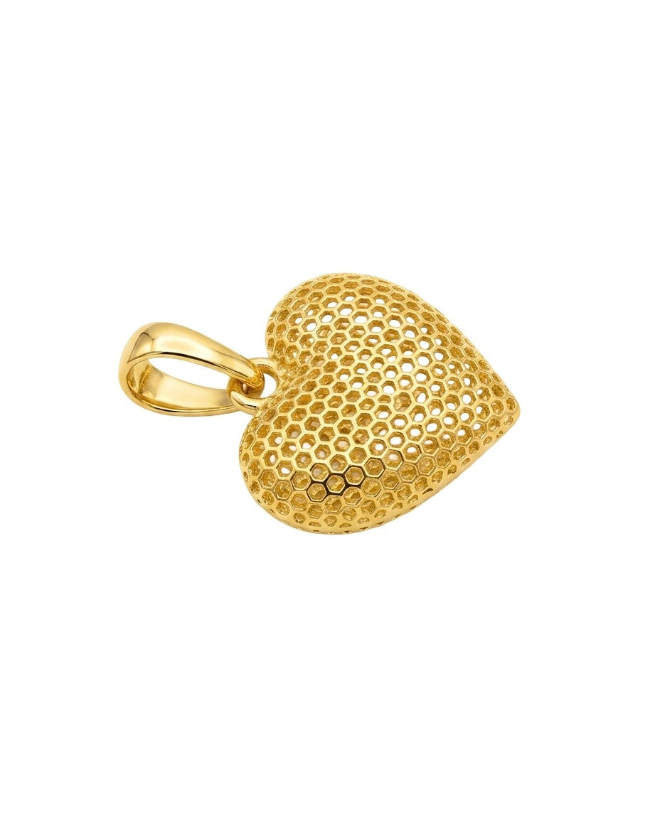 Seitenansicht eines Herz Anhängers aus 18k Gelbgold mit filigranem Wabenmuster auf weißem Hintergrund.