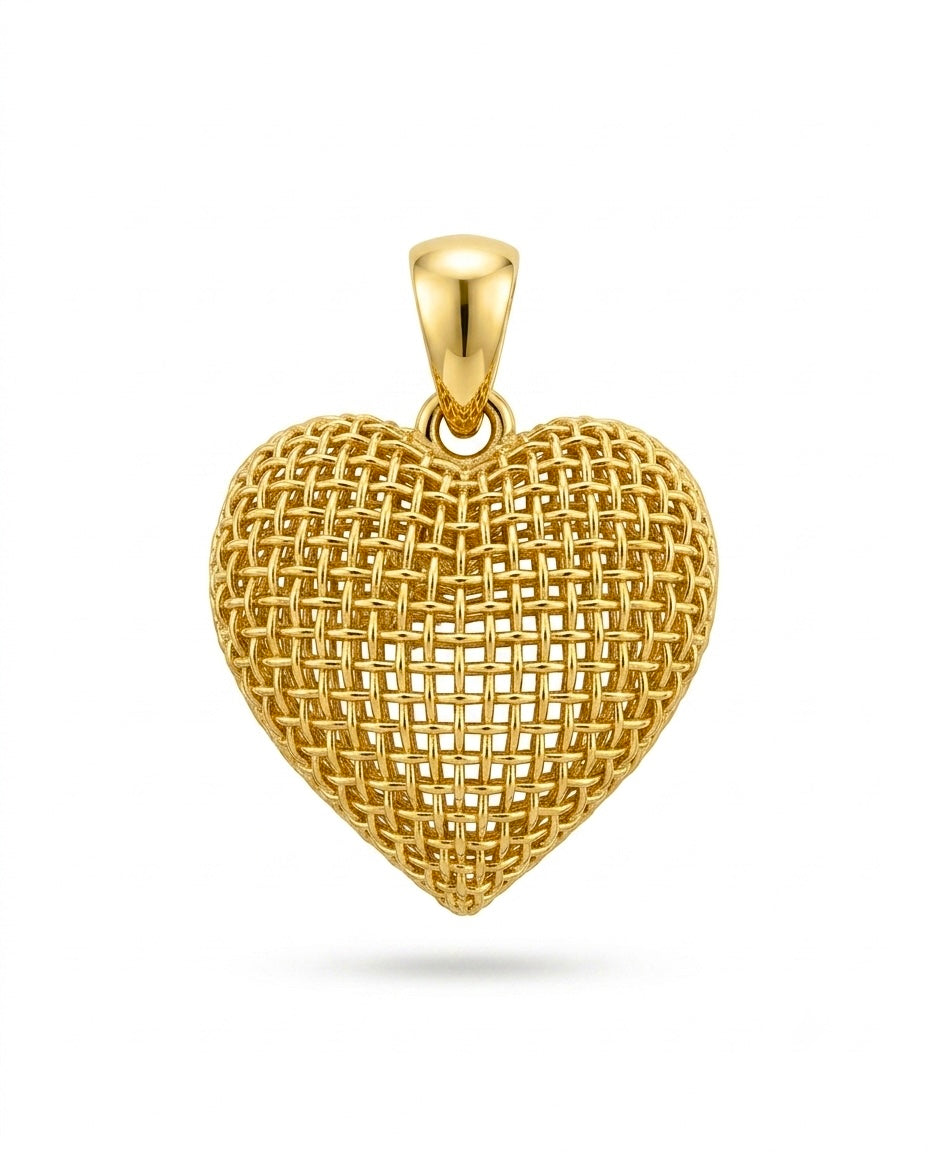Detailaufnahme eines Herz Anhängers aus 18k Gelbgold mit kunstvoll geflochtenem Design.