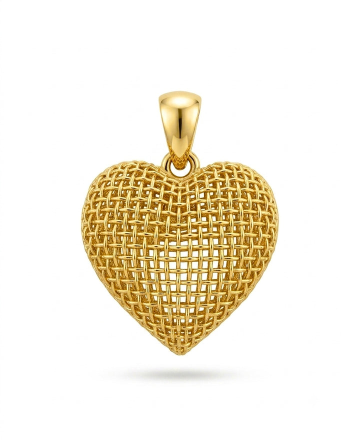 Detailaufnahme eines Herz Anhängers aus 18k Gelbgold mit kunstvoll geflochtenem Design.