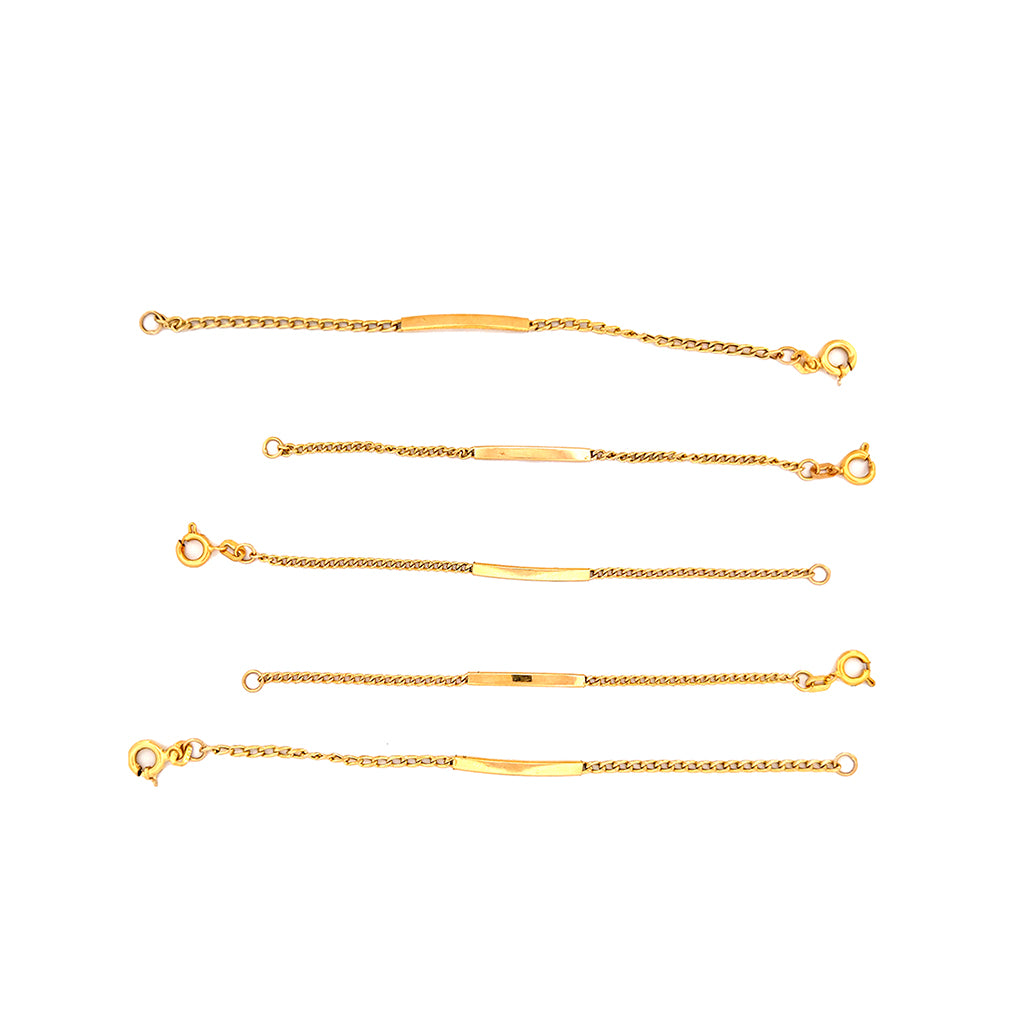 Hochwertiges Kinderarmband aus 18k Gold mit Gravurplatte an feiner Ankerkette, perfekt als Taufgeschenk oder Geschenk zur Geburt