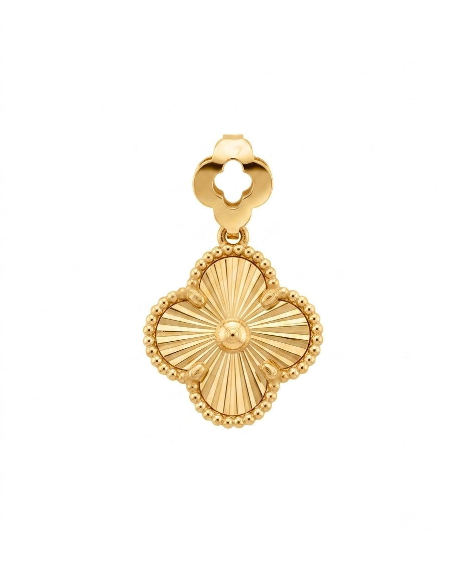Detailaufnahme eines 18k Gelbgold Kleeblatt Anhängers mit diamantierter Oberfläche und feinem Perlenrand.