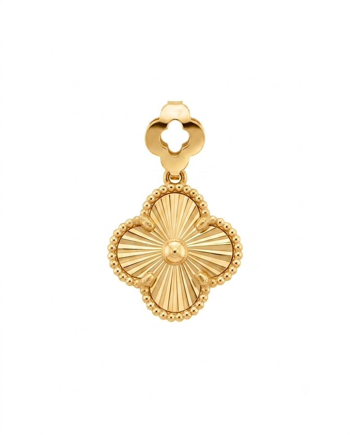 Detailaufnahme eines 18k Gelbgold Kleeblatt Anhängers mit diamantierter Oberfläche und feinem Perlenrand.