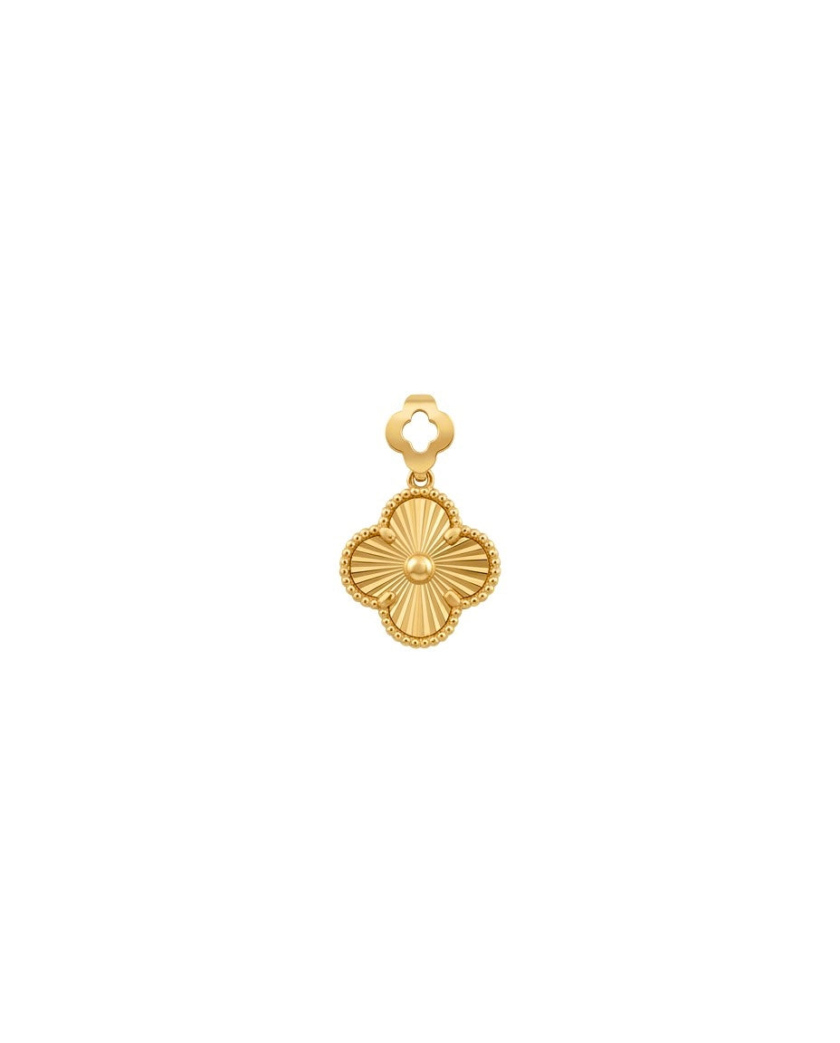 Filigraner Kleeblatt Anhänger aus 18k Gelbgold auf weißem Hintergrund.