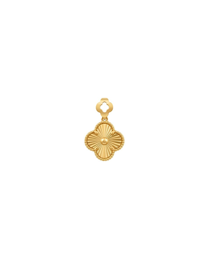 Filigraner Kleeblatt Anhänger aus 18k Gelbgold auf weißem Hintergrund.