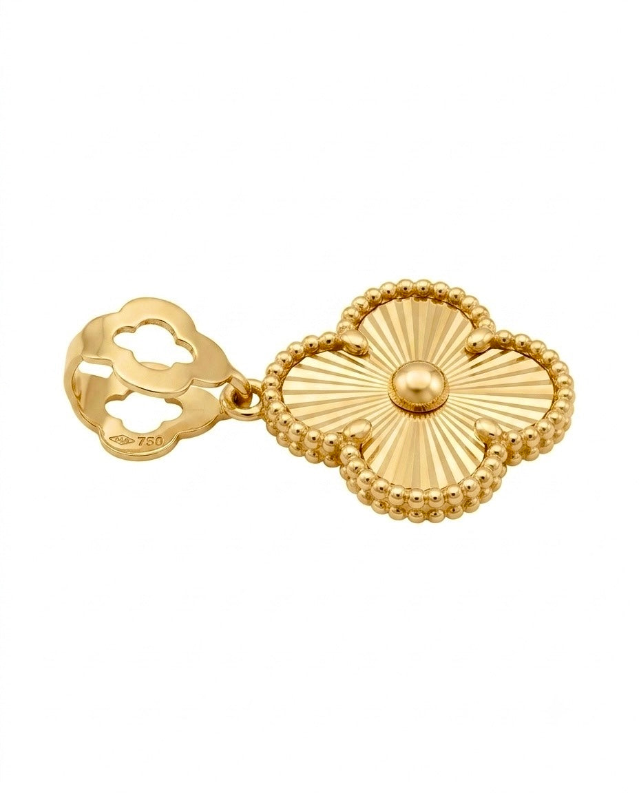 Kleeblatt Anhänger aus 18k Gelbgold mit diamantierter Oberfläche und Perlenrand in Seitenansicht.