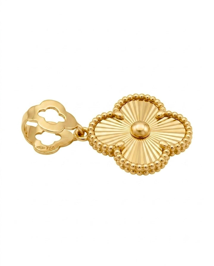 Kleeblatt Anhänger aus 18k Gelbgold mit diamantierter Oberfläche und Perlenrand in Seitenansicht.
