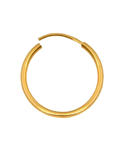 Detailaufnahme: kleine Creole aus 18k Gelbgold, polierte Oberfläche