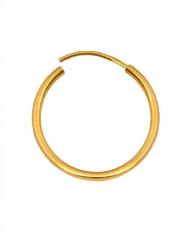 Detailaufnahme: kleine Creole aus 18k Gelbgold, polierte Oberfläche