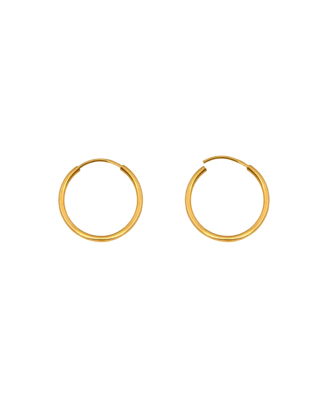 Feine 18k Gold Creolen Ø 1.5 cm – minimalistische Mini-Ohrringe, Produktbild freigestellt