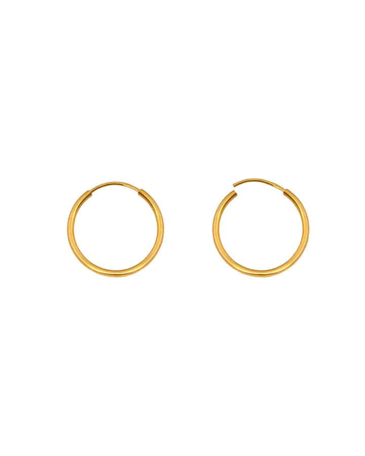 Feine 18k Gold Creolen Ø 1.5 cm – minimalistische Mini-Ohrringe, Produktbild freigestellt