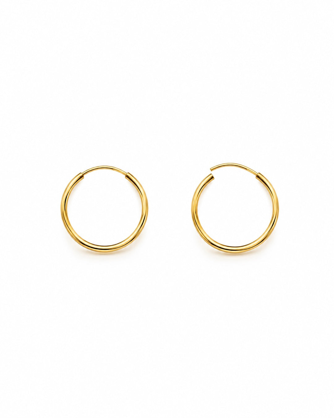 Feine 18k Gold Creolen Ø 1.5 cm – minimalistische Mini-Ohrringe, Produktbild freigestellt