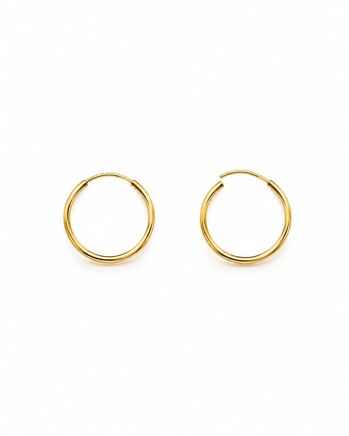 Feine 18k Gold Creolen Ø 1.5 cm – minimalistische Mini-Ohrringe, Produktbild freigestellt