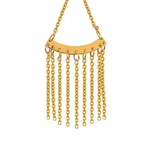 Nahaufnahme der Ohrringe aus 18k Gelbgold mit gebogener Platte und frei fallenden Kettensträngen – inspiriert vom Design Barân-e Zarrin (Goldener Regen)