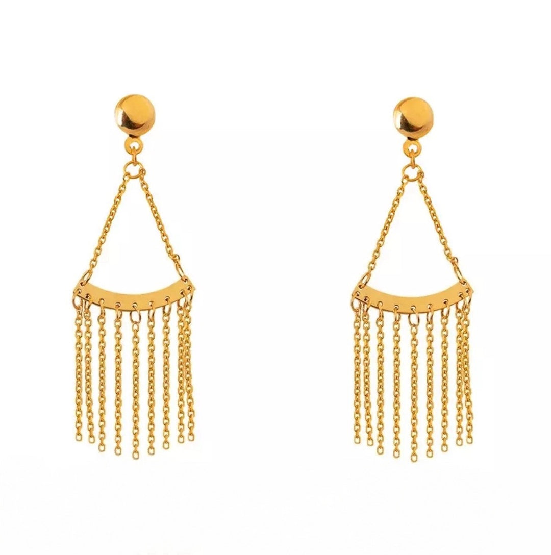 Ohrringe aus 18k Gelbgold mit gebogener Platte und herabhängenden Kettensträngen – inspiriert vom Design „Barân-e Zarrin