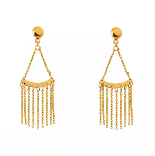 Ohrringe aus 18k Gelbgold mit gebogener Platte und herabhängenden Kettensträngen – inspiriert vom Design „Barân-e Zarrin