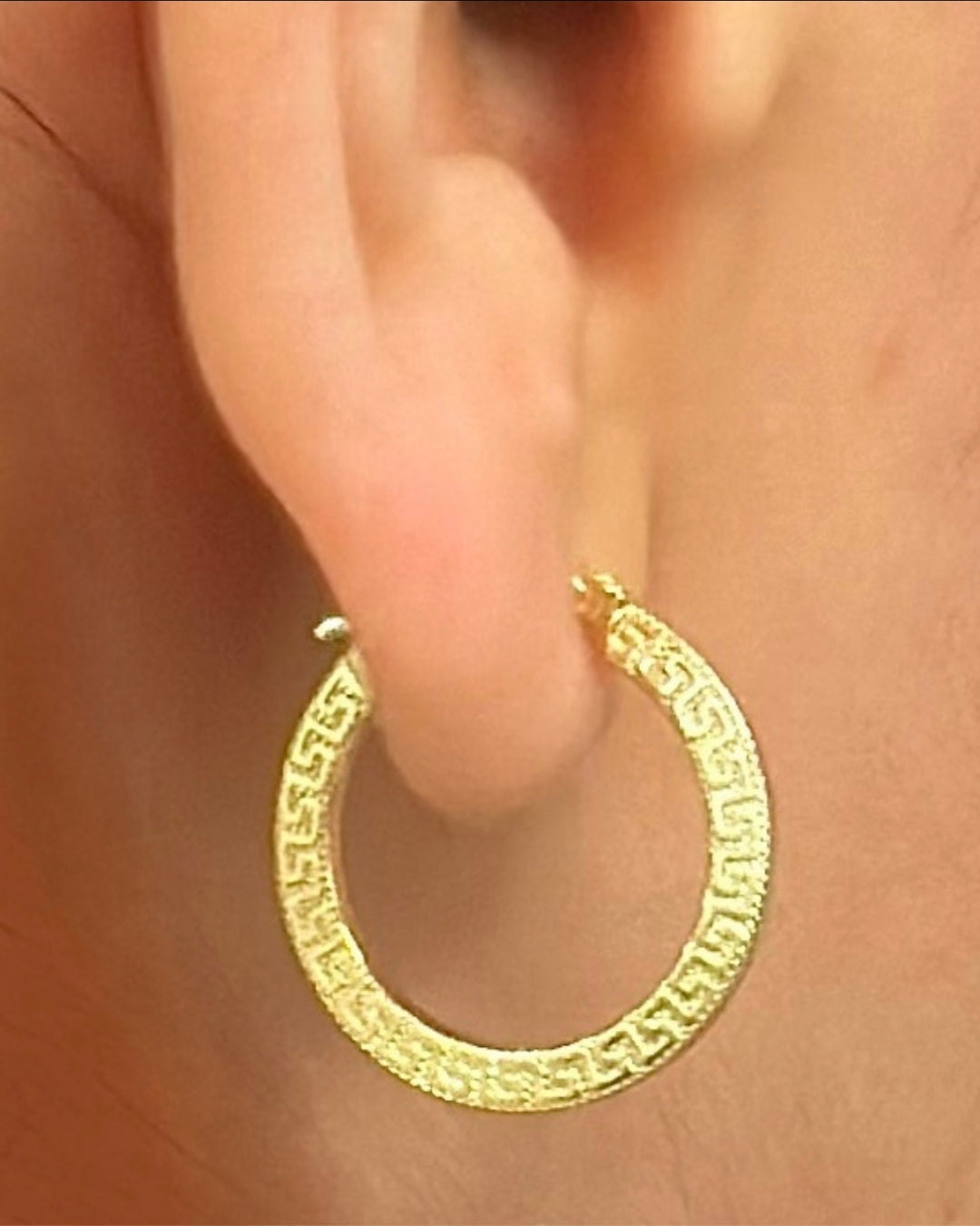 18k Gold Creole Variante 2 cm am Ohr getragen – ruhiger Glanz &amp; harmonische Form.