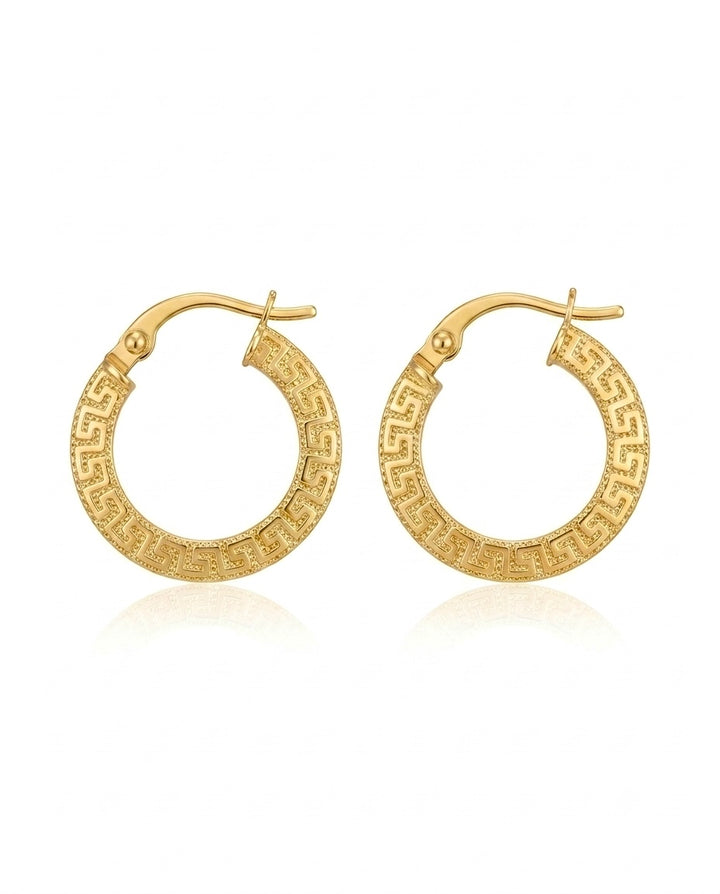 Creolen aus 18 Karat Gelbgold mit markantem Mäander-Muster und strukturierter Oberfläche. Hochwertige 750er Goldohrringe für Damen mit Klappverschluss, freigestellt auf weissem Hintergrund – zeitloses, elegantes Design.