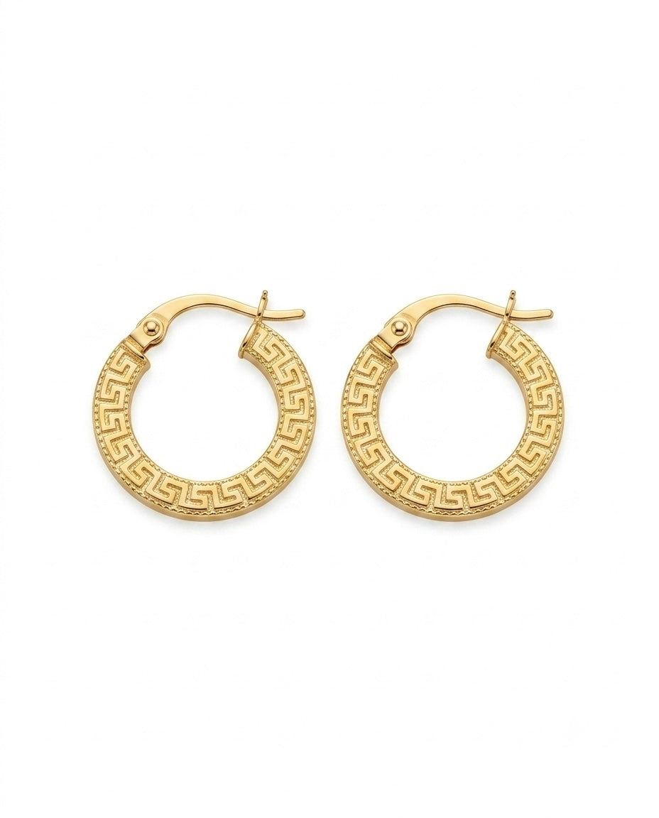 18 Karat Gelbgold Creolen mit griechischem Mäander-Muster. Runde Goldohrringe mit Klappverschluss, eleganter Matt-Glanz-Optik und hochwertiger Verarbeitung – zeitloser Echtschmuck für Damen und Herren.