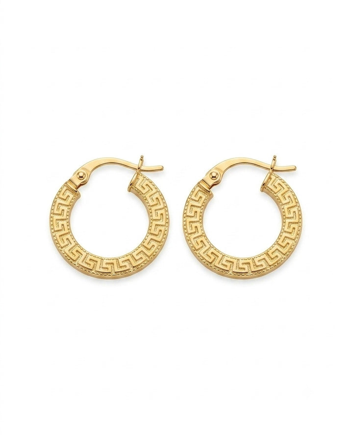 18 Karat Gelbgold Creolen mit griechischem Mäander-Muster. Runde Goldohrringe mit Klappverschluss, eleganter Matt-Glanz-Optik und hochwertiger Verarbeitung – zeitloser Echtschmuck für Damen und Herren.