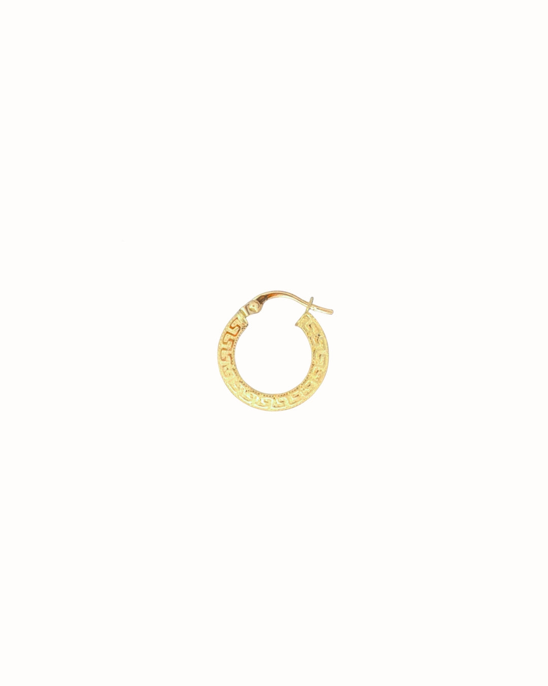 Einzelne 18k Gold Creole Dāyer-e Nūr Variante 1.5 cm mit feinem Muster – Nahaufnahme, handgefertigt &amp; poliert.