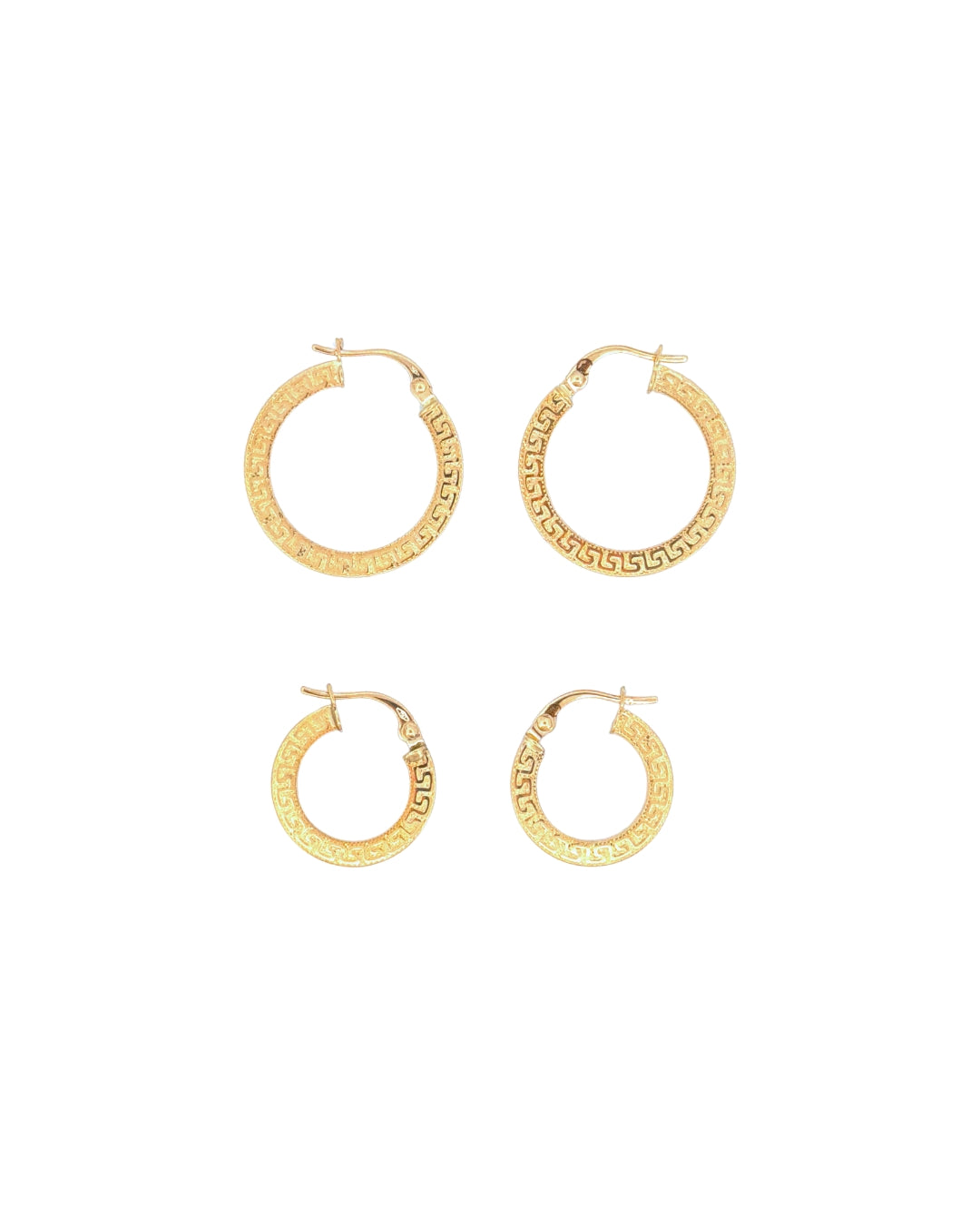 2 Paar Creolen aus 18k Gelbgold mit ornamentaler Gravur – freigestelltes Produktbild der Varianten 1.5 cm und 2 cm auf weiss.