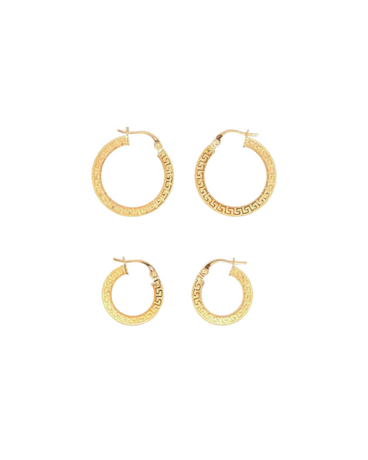 2 Paar Creolen aus 18k Gelbgold mit ornamentaler Gravur – freigestelltes Produktbild der Varianten 1.5 cm und 2 cm auf weiss.