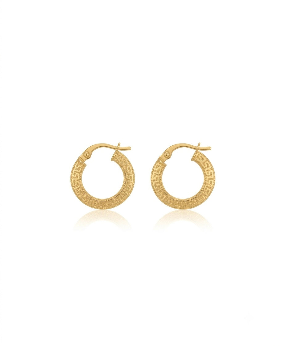 Creolen aus 18 Karat Gelbgold mit fein strukturierter Oberfläche und griechischem Mäander-Muster. Elegante 750er Goldohrringe für Damen mit Klappverschluss, freigestellt auf weissem Hintergrund.