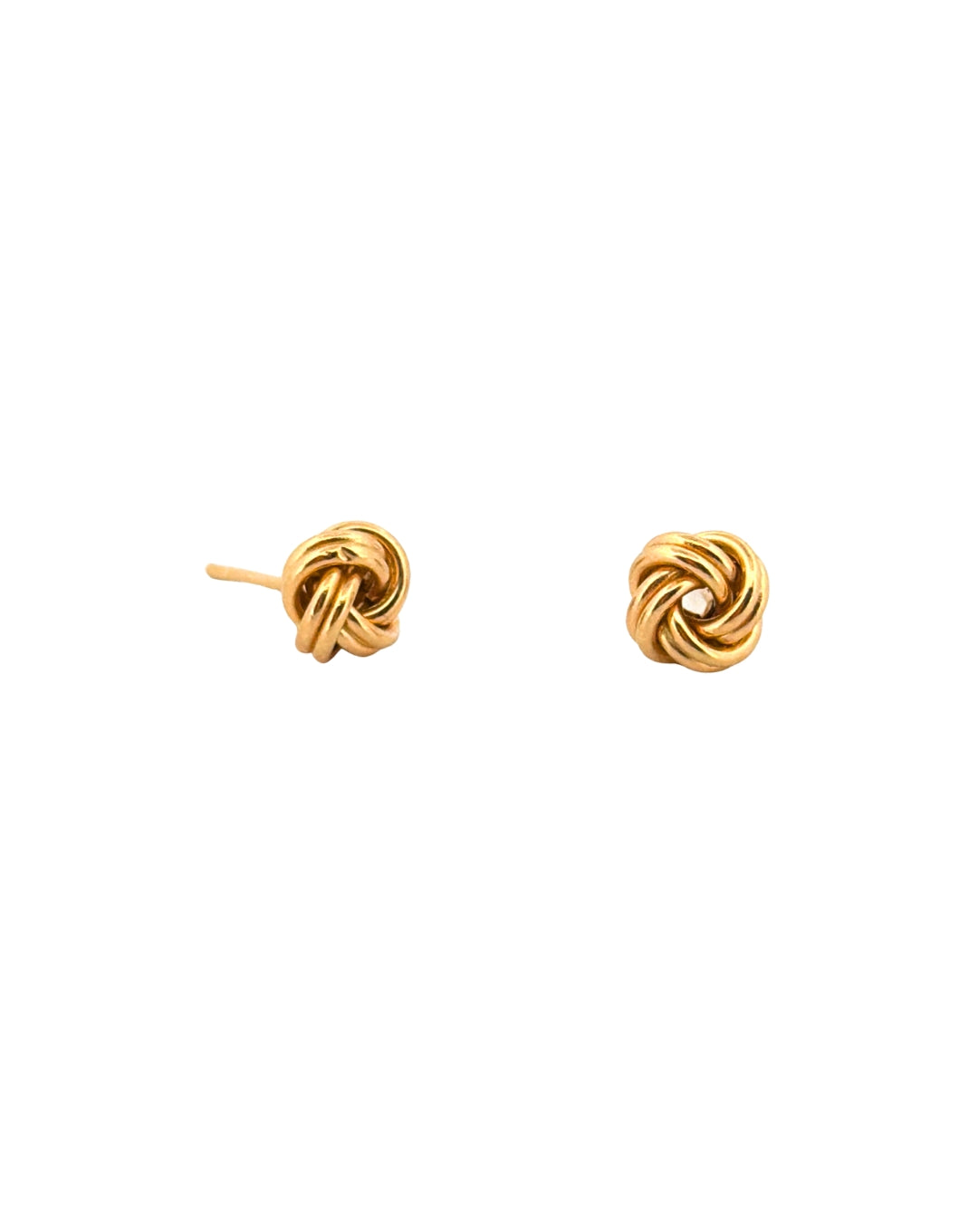 Detailaufnahme: 18k Gelbgold-Ohrstecker mit kleinem Knotenmotiv, fein poliert