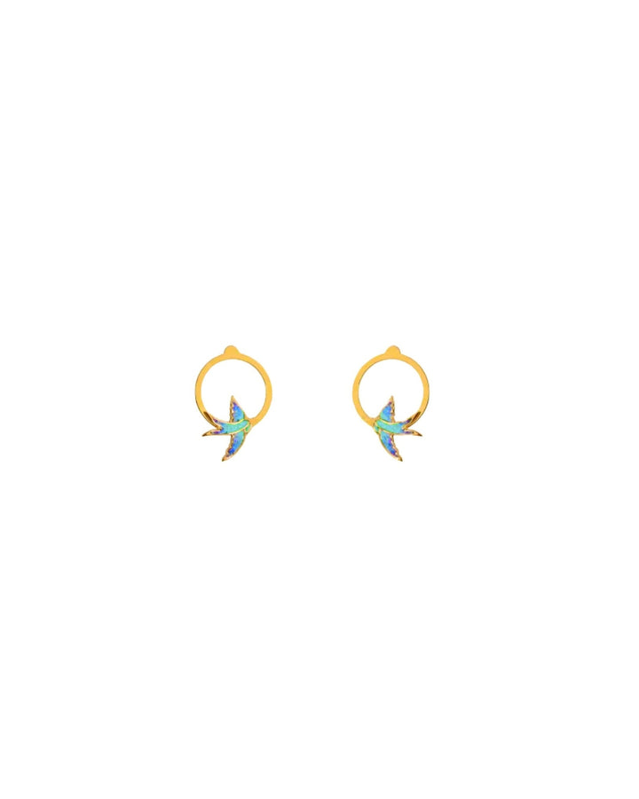 Ohrstecker aus 18k Gelbgold mit emaillierter Schwalbe im Kreis – freigestelltes Produktbild vor weissem Hintergrund.