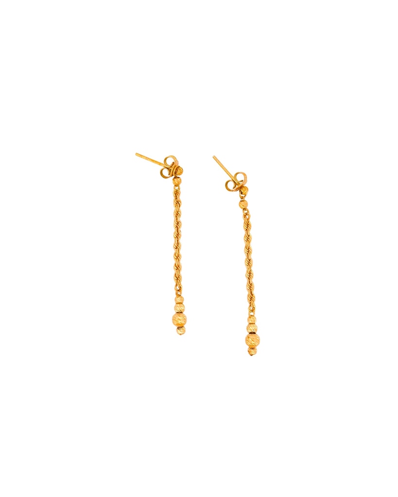 18k Goldohrringe mit gedrehter Kordelstruktur & Kugeln – freigestellt