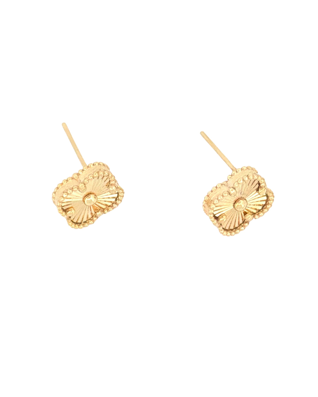 18k Gelbgold-Ohrringe mit Kleeblatt-Motiv, schräg von vorne fotografiert, mit sichtbarem Steckverschluss