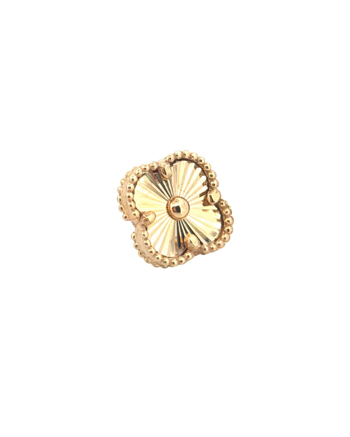 Detailaufnahme von Goldohrringen mit Kleeblatt-Form und feiner Oberfläche