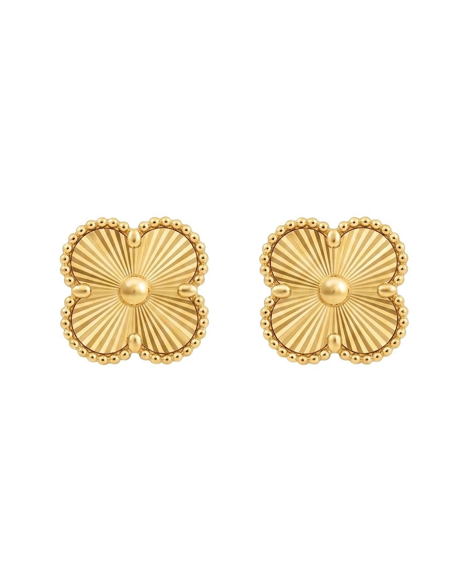 18 Karat Gold-Ohrstecker in Form eines vierblättrigen Kleeblatts mit fein gravierter Sonnenstrahlstruktur und filigranem Perlenrand. Die eleganten Stecker vereinen zeitlose Eleganz mit persisch inspirierter Handwerkskunst und eignen sich für Alltag sowie besondere Anlässe. Freigestellt auf weissem Hintergrund.